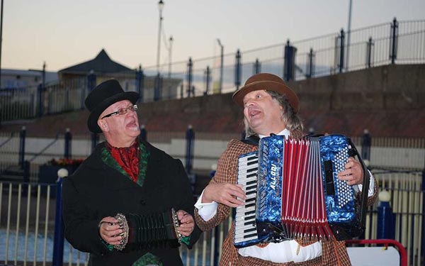 Nhộn nhịp lễ hội b&ecirc;n bờ biển nước Anh